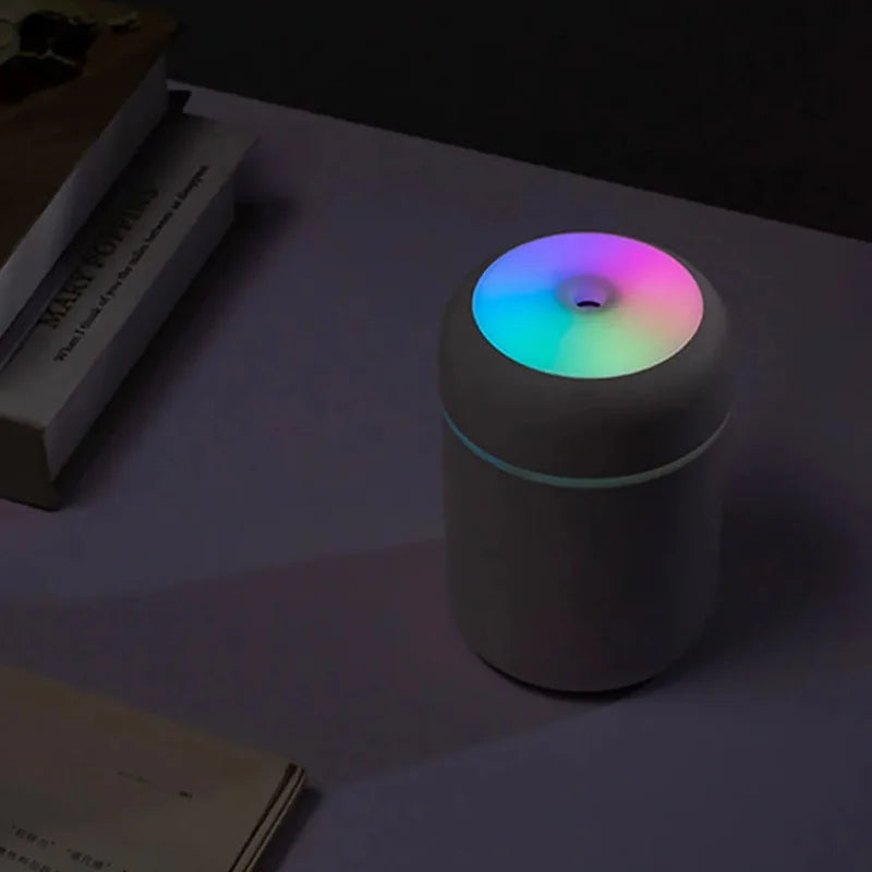 Humidificador ultrasónico multifunción montado en el automóvil con iluminación ambiental RGB y difusor de aromaterapia de 300 ml para espacios compactos
