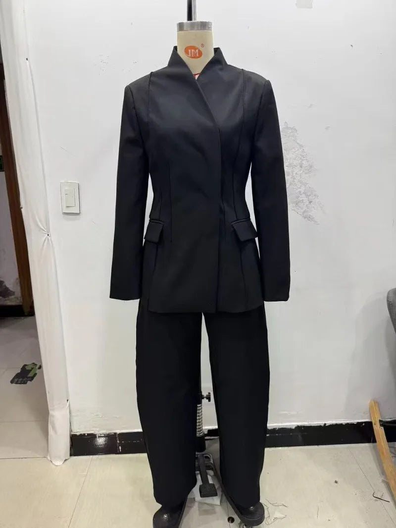 chaqueta de traje ajustada con cuello alto y pantalones casuales a juego
