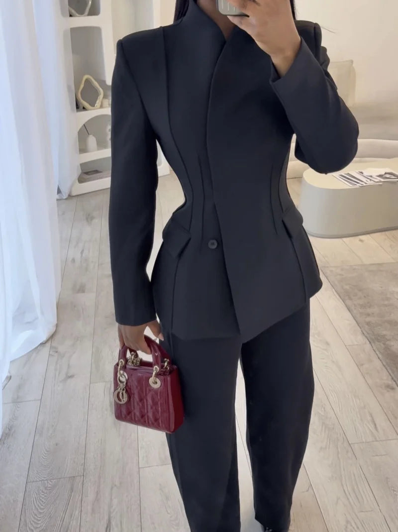 chaqueta de traje ajustada con cuello alto y pantalones casuales a juego