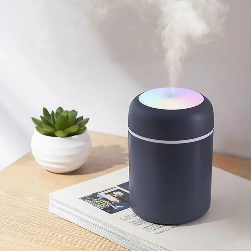 Humidificador ultrasónico multifunción montado en el automóvil con iluminación ambiental RGB y difusor de aromaterapia de 300 ml para espacios compactos